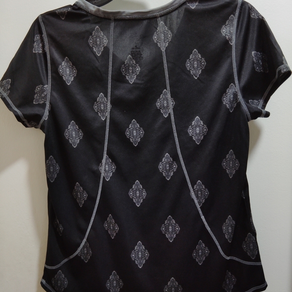 NWOT St. John's Bay Black and Gray Patterned Short Sleeve V-Neck Top. - Picture 5 of 6